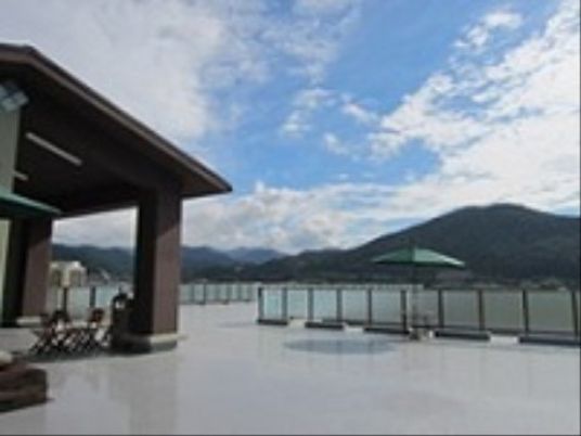 山々を望む広々テラス