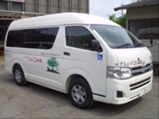 白基調の施設送迎車