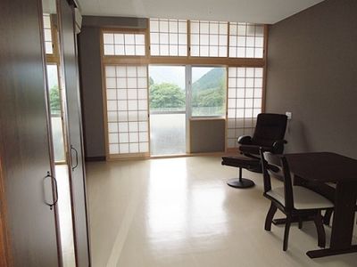落ち着いた和室と湖の景色