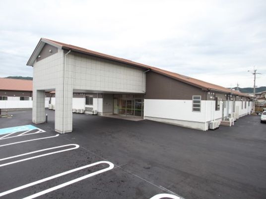 広々とした外観の建物