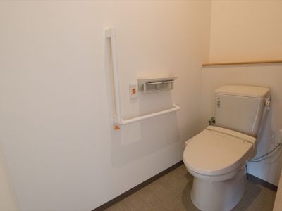 バリアフリー設計のトイレ