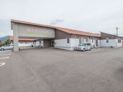 ゆったり駐車場のある外観