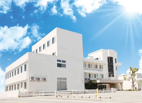 明るい日差しのモダン建築