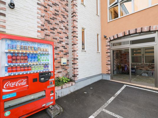 赤い自動販売機とエントランス
