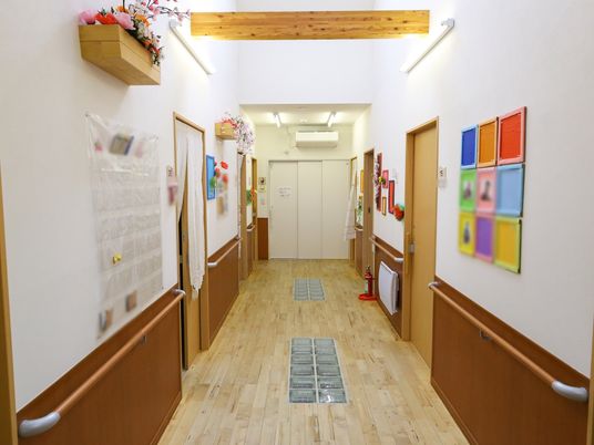 暖かみのある木目調廊下
