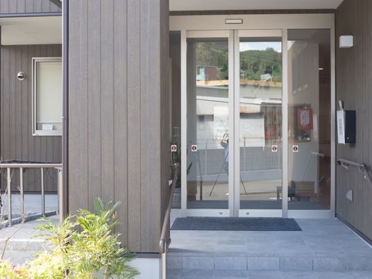 入口の様子を捉える