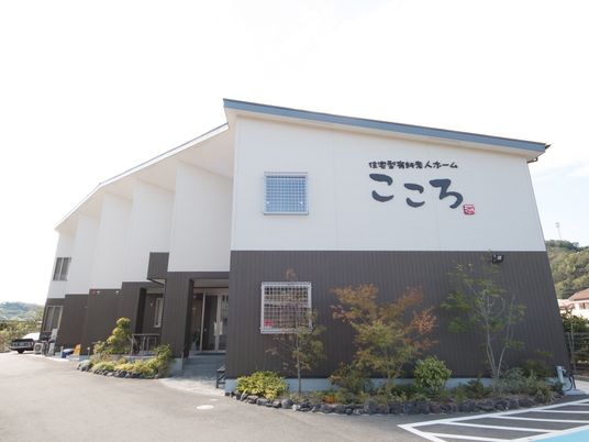 明るい外観の建物