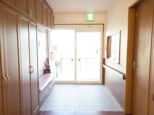 明るい施設の廊下