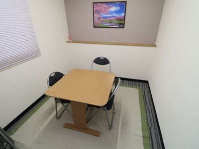 シンプルなテーブルのある居室