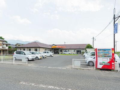 広々とした駐車場の施設外観