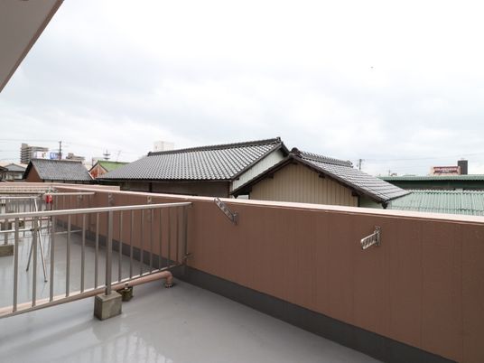 屋外の広々としたバルコニー