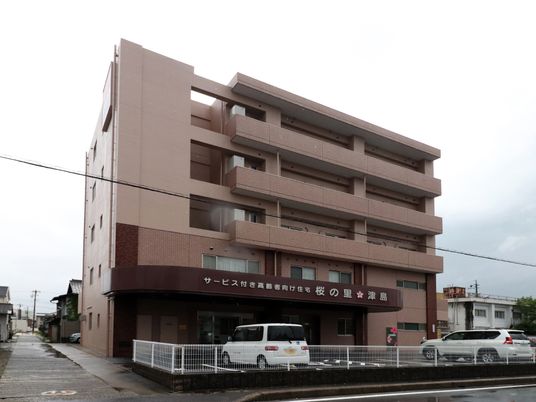 多階層の建物の外観