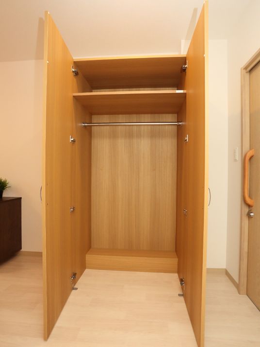 開いた木製クローゼット