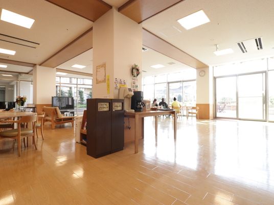 日差し入る広々ダイニング