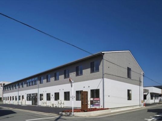 白い壁の清潔感ある建物