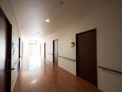 明るく広々とした廊下