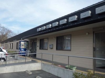 シンプルな一階建て施設外観