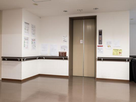 廊下に面したエレベーター
