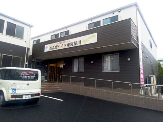 外観の建物と駐車場