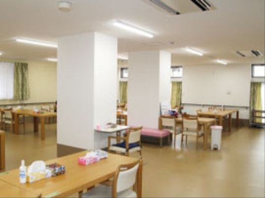 明るく広々とした食堂
