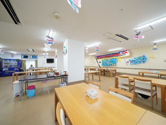 広々とした食堂の風景
