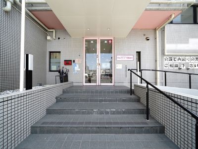 エントランスの手すり付き階段