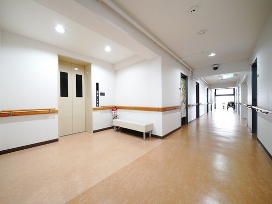 広々とした明るい廊下