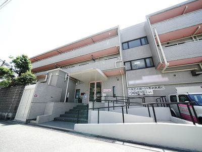 明るい施設のエントランス