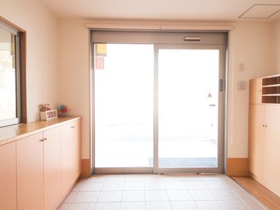 広々とした出入口のエントランス
