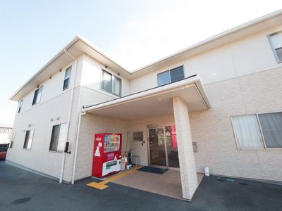 明るい建物のエントランス
