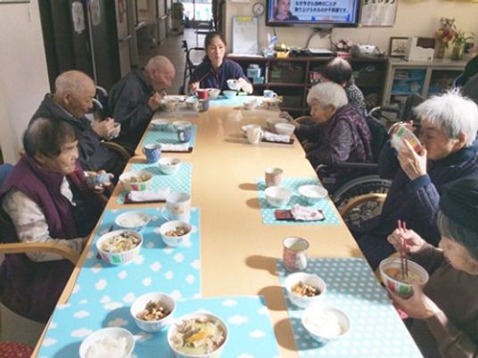 共有食堂での食事風景