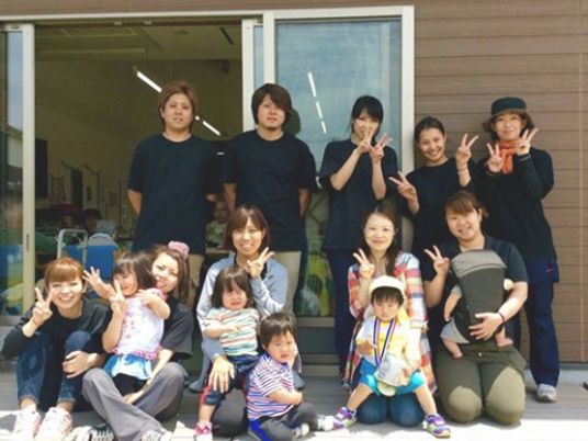 にこやかなスタッフと子供たち