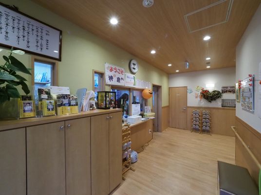 木目調の広々フロント