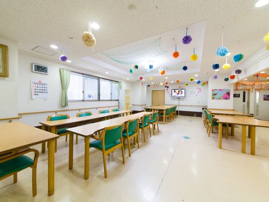 飾りつけされた明るい食堂