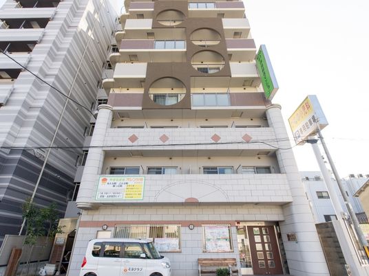 多階層の建物の外観