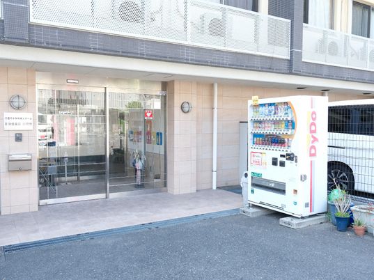 施設入口と自動販売機