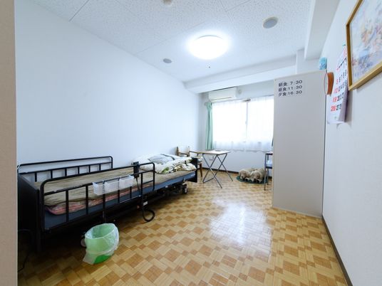 居室とベッドの様子