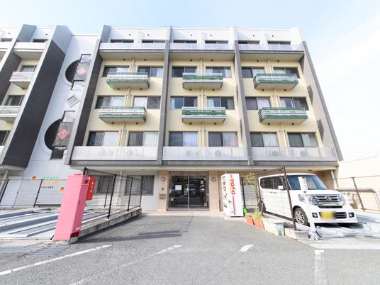 快適な施設のエントランス