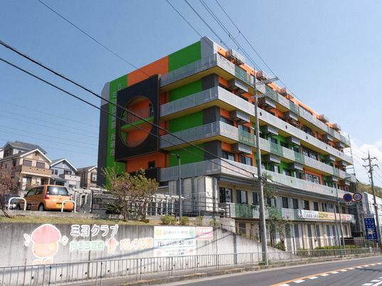 カラフルな外観の建物