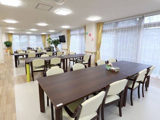 明るい広々とした食堂