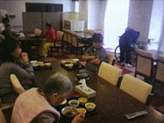 食事をとる人々の食堂