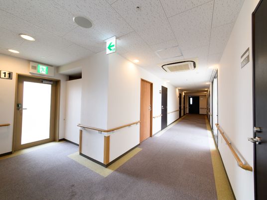 清潔な施設の廊下