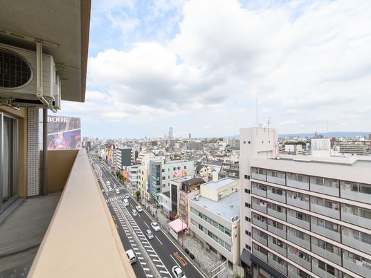 都市の景色を望むバルコニー