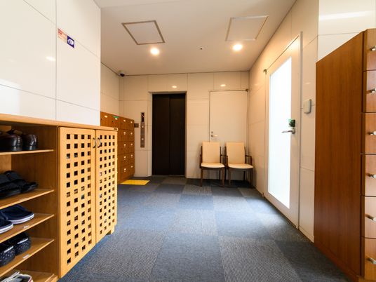 玄関ロビーの清潔な空間
