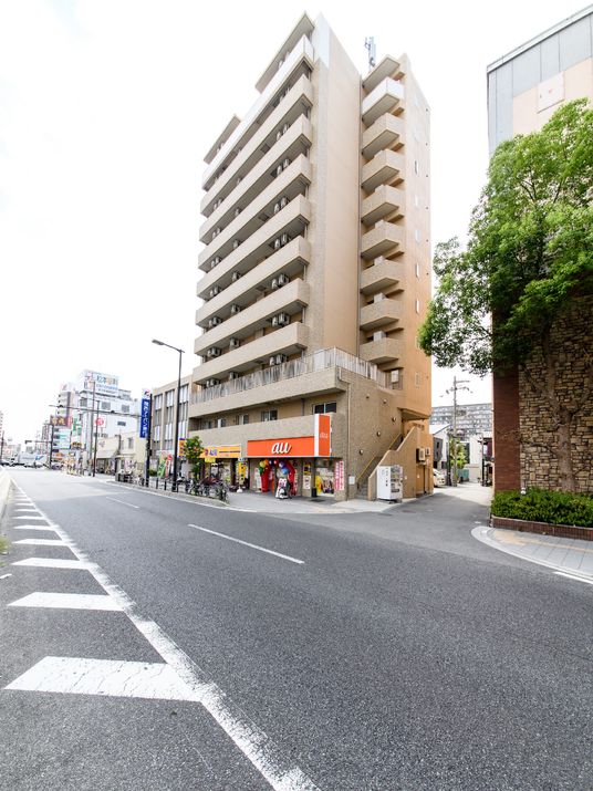 多階層の建物の外観
