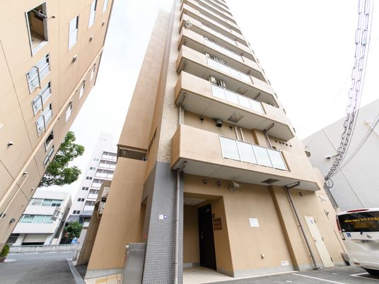 多階建てのモダンな外観