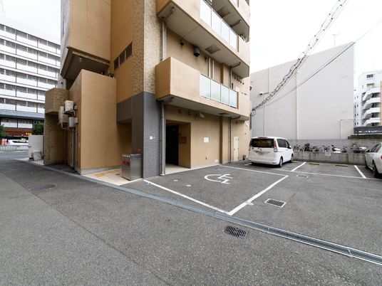 エントランスと駐車場