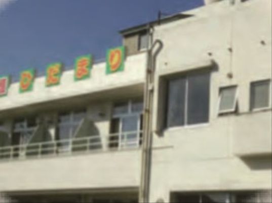 日差しが差し込む建物外観