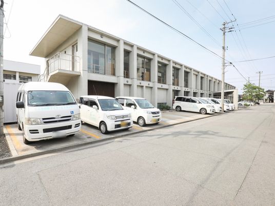 施設外観と送迎車両