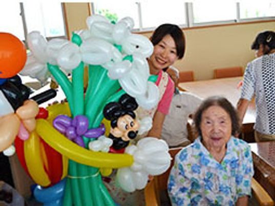 笑顔のスタッフと高齢者